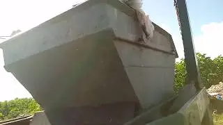 Descarregando 2 ca&ccedil;ambas de entulho do poliguindaste