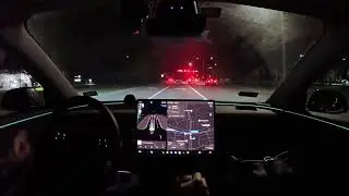 Tesla FSD 14.2.1 слегка сместился, когда водитель BMW проезжал по району на большой скорости.