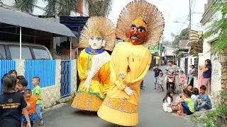 Ondel-ondel Baju Kuning MEnghibur Anak Lucu Bangett 😍