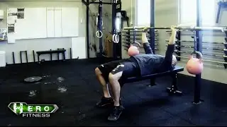 B&auml;nkpress - stabilitet med powerbands+kettlebells