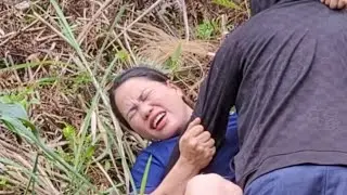 Cut vegetables and beef to sell at the market, boil corn to eat, and live alone in the deep forest