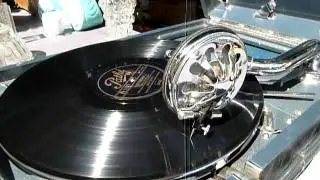 grammophon electrola spielt eine schellackplatte