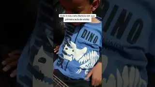 Meu neto Ben&iacute;cio em sua primeira aula de viol&atilde;o.