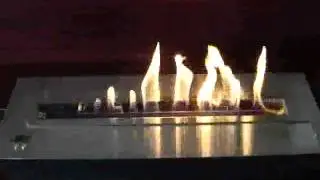 Flammes d'un bruleur ethanol, foyer bio ethanol electronique et t&eacute;l&eacute;command&eacute;