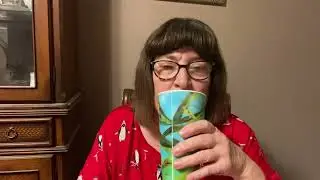Пробую яичные рулетики и немного болтаю.