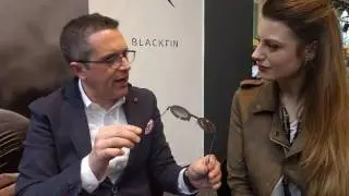 Джулия берет интервью у Николы дель Дина, генерального директора Blackfin Titanium Eyewear