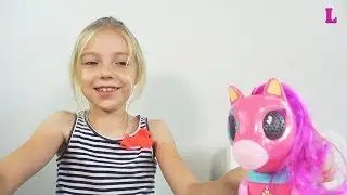 Лиза открывает пони Zoomer Supps/ лошадка робот