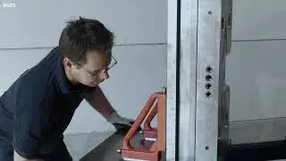 Slide moving table to open moulds