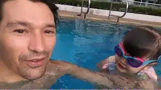 🏊 Научите плавать своего трёхлетнего ребёнка. 🌞Мила плавает и пускает пузыри, как тираннозавр 🦖