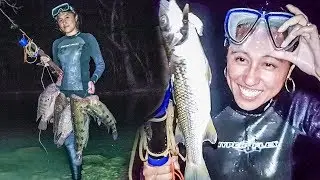 MUJER PESCA CON ARPÓN