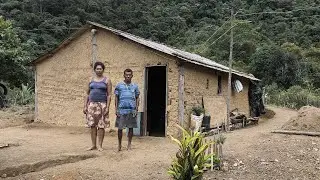 TENTE NÃO CHORAR, ELES MORAM ISOLADO AO LADO DESSA MATA NESSA CASINHA DE TAIPA 😢