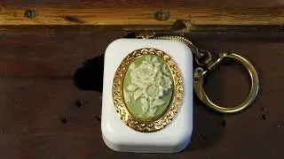 VINTAGE SANKYO MUSIC BOX KEYCHAIN FLORAL GREEN CAMEO 