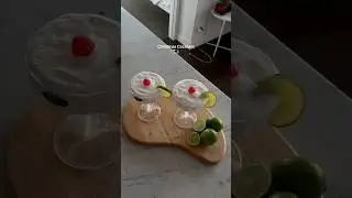 Christmas Coconut Cocktail Tutorial🍸🎄 #christmascocktails #festivecocktails #easycocktails #fyp