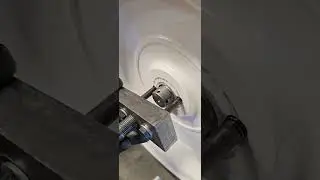 Como remover a roda da tesoura el&eacute;trica Skyjack How to remove the wheel from a Skyjack scissor lift