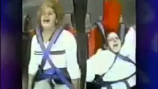 Fetter Junge fliegt beinahe aus der Achterbahn