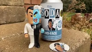 Фигурка &laquo;Бэтмен&raquo; с двумя лицами от Funko Soda, быстрый обзор