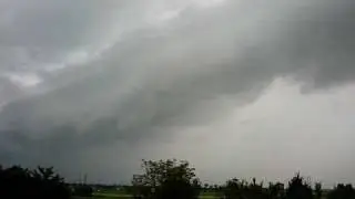 13.5.2010 Prich&aacute;dzaj&uacute;ca b&uacute;rka s nadhernym shelf cloudom