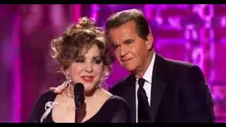 Drew & Mike react to Elizabeth Taylor & Julia Roberts at the 2001 Golden Globes!