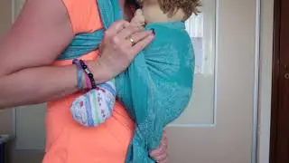 Elölről hátra tétel szövött kendővel (Front Wrap Cross Carry to Rucksack carry)