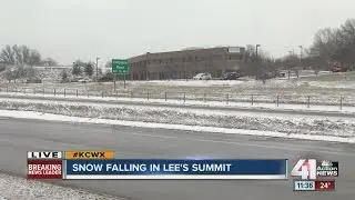 Snow falling in Lee&rsquo;s Summit