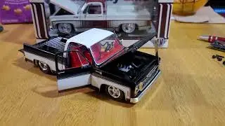 M2 Machines Chevy SquareBody Pickup Truck: 1973 Chevrolet Silverado in 1:24 Scale black, white & red