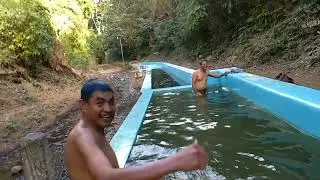 Bolitos bañando en las pilas de nueva guadalupe 