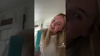 Мадлен демонстрирует нашу термощетку Pro Glider