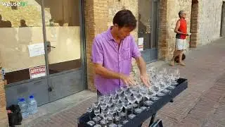 11/08/17 - Monteriggioni, Siena, Toscana - Suonatore di bicchieri (cristallofonia) (cup song)