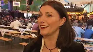 Die Frauen vom Freimarkt: Diana Traber sorgt in der Bayernfesthalle f&uuml;r das Wohl der G&auml;ste