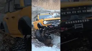 계곡물을 가로지르는 브롱코 YK4083차량입니다^^