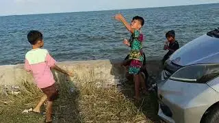 danish dan teman2 main layang-layang dipelabuhan taddete 