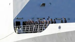 ランダ海軍エヴァーツェン軍艦マーチ蛍の光に見送られ出港