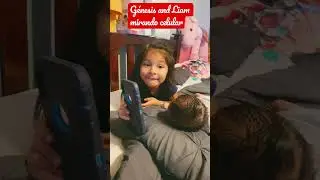 G&eacute;nesis and Liam mirando celular