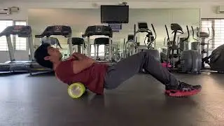 Foam roller - Upper back (Cue: Hug yourself)