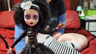 Видеораспаковка и обзор новой куклы Эдвард Руки-ножницы из серии Monster High Skullector, выпущен...