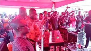 Jnr. Akwaboah surprised 😮 Maame Tiwaa with  great keyboard skills in Yaw Sarpong song, @ his dad wk.