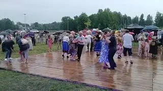 Do tańca przygrywa kapela 