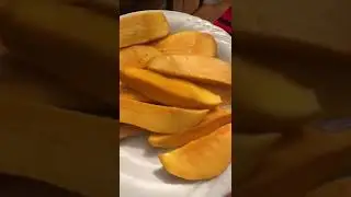 Eating Pakistani 🇵🇰 mangoes 🥭 In #germany #pakistani mango 🥭 #kreativit&auml;t Vlogs