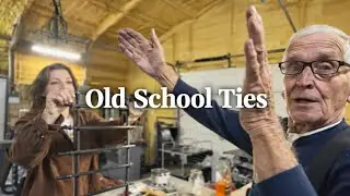 84-летний рабочий-металлист демонстрирует арматурные стержни своей внучке.