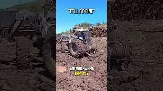 Водитель грузовика застрял в грязи