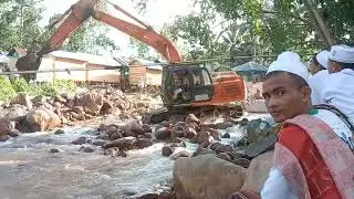 EKSKAVATOR MENGURUK DAN MENGANGKAT BATU SUNGAI SINGOLOT || JADI TONTONAN ANAK SANTRI.