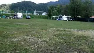 Camping Sarathei 07-08-2012 Lilli, cagnetta prodigio gioca con la pallina.