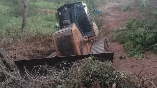 Trator bruto de esteira  Case fazendo estrada a nossa fazenda