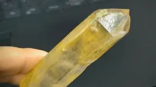 Golden Healer Quartz , Special Shape。黃金治療師 水晶棒。