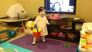 Bella學走路的可愛模樣 31Oct2011