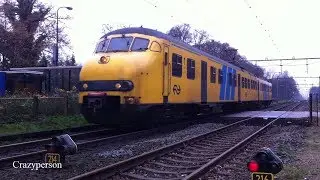 Oude NS trein Mat'64 bij spoorwegovergang Wolfheze