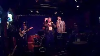 Perry Freestyles About the Crowd with 