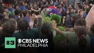 Operation Snowball with Eagles greats brings holiday cheer to students in Philadelphia