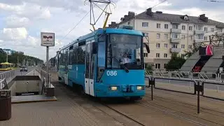 Трамвай БКМ 60102 №086 прибывает на остановку 