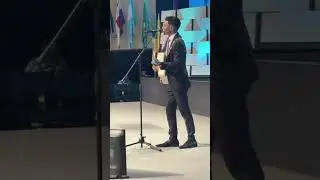 Neyker Barrios cantando su canci&oacute;n ( &iquest;Para que? ) en el 